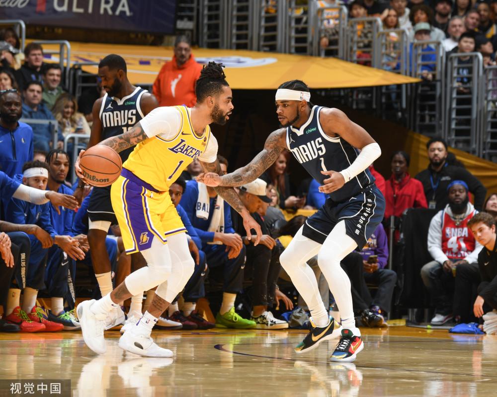 并使他在足 并使他在足